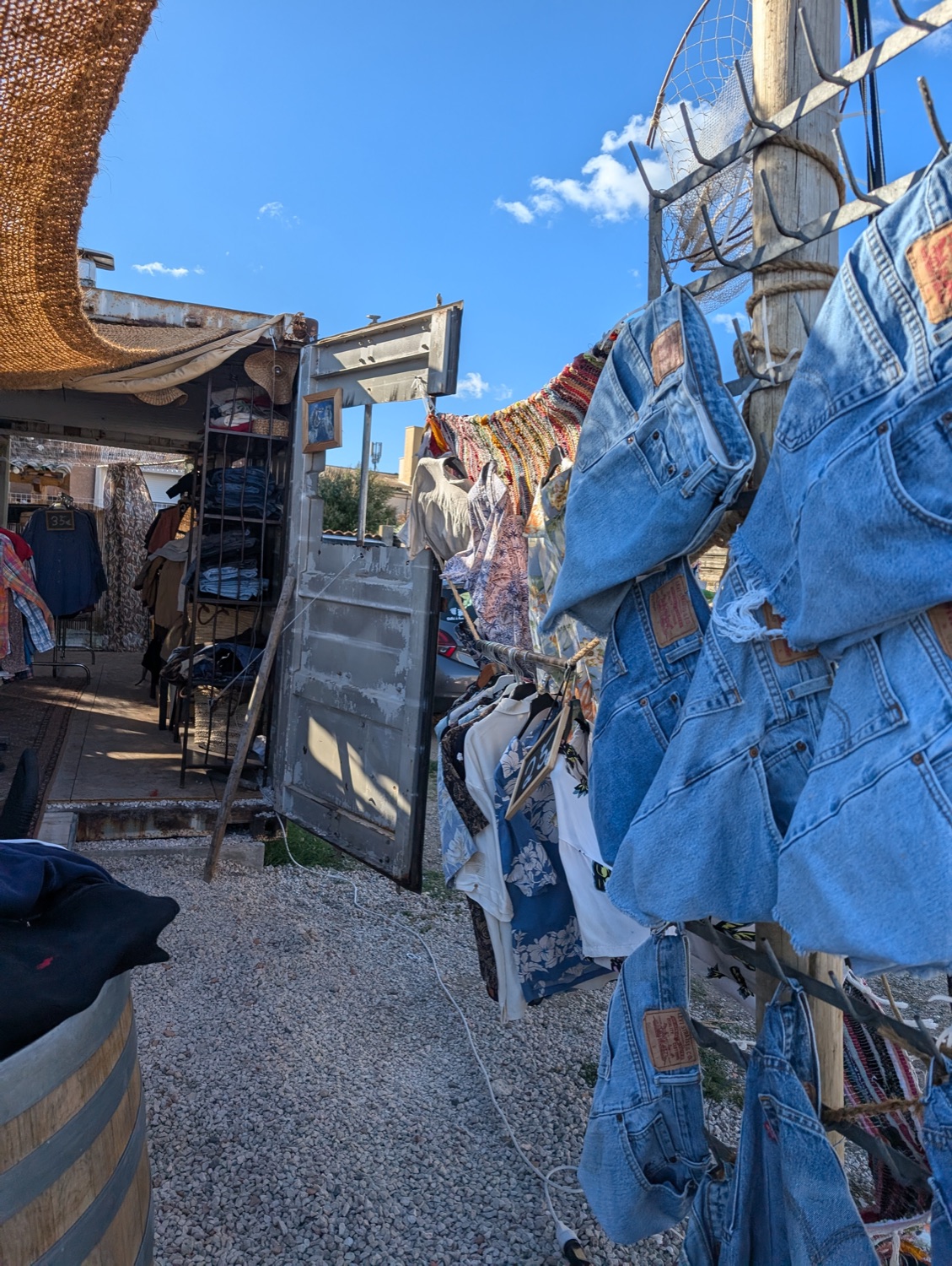 Pause Vintage à Portiragnes-Plage — mur de jeans Levi's vintage devant le concept store container, ciel bleu